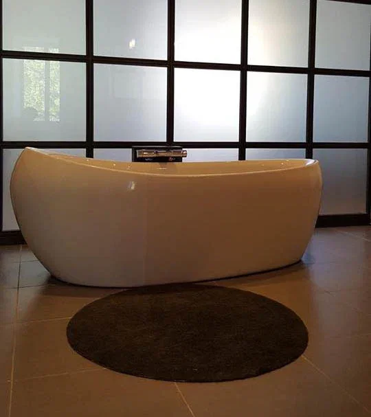 Baignoire dans une salle de bain